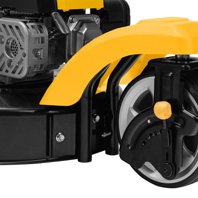 Бензиновая газонокосилка GLT-460SP-T, Trike 149 см3, 46 см, привод, панель, 60л Denzel Бензиновая газонокосилка GLT-460SP-T, Trike 149 см3, 46 см, привод, панель, 60л Denzel