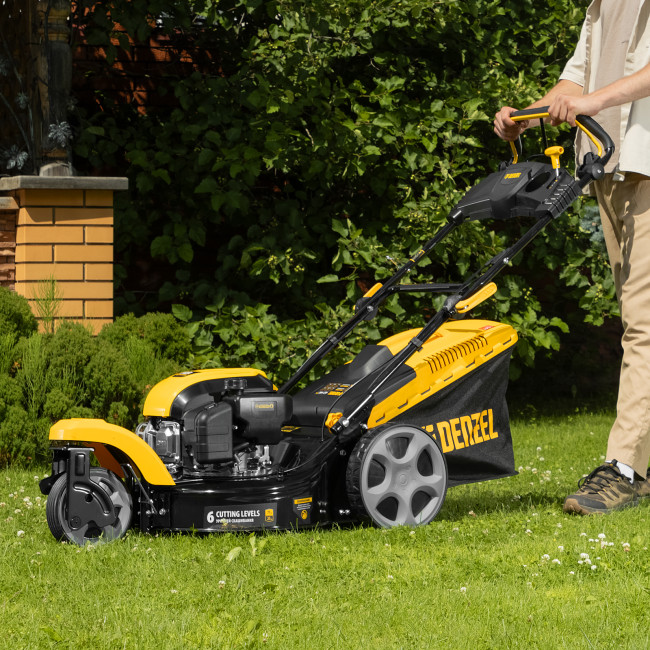 Бензиновая газонокосилка GLT-460SP-T, Trike 149 см3, 46 см, привод, панель, 60л Denzel Бензиновая газонокосилка GLT-460SP-T, Trike 149 см3, 46 см, привод, панель, 60л Denzel