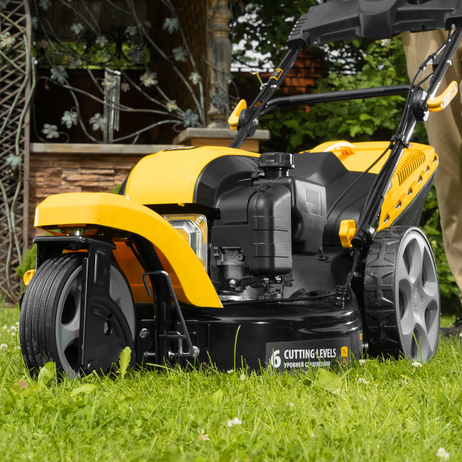 Бензиновая газонокосилка GLT-460SP-T, Trike 149 см3, 46 см, привод, панель, 60л Denzel Бензиновая газонокосилка GLT-460SP-T, Trike 149 см3, 46 см, привод, панель, 60л Denzel